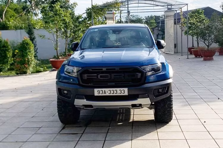 Thông tin chúng tôi có được, cặp đôi xe bán tải của hãng xe Ford mang biển ngũ quý 1 và ngũ quý 3 trong bài viết này đều thuộc sở hữu của 2 tay chơi xe đến từ tỉnh Bình Phước. Ngoại thất xe đều sở hữu màu xanh dương khá đẹp mắt và lý lịch rất ấn tượng.