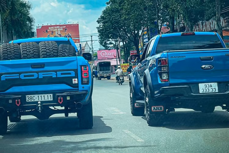 Càng thú vị hơn là vài ngày sau đó, trên mạng lại xuất hiện hình ảnh chiếc xe bán tải Ford Ranger Raptor biển ngũ quý 3 này đi dạo cùng một xe bán tải Ford Ranger khác cũng sở hữu biển ngũ quý nhưng là đầu số 1.