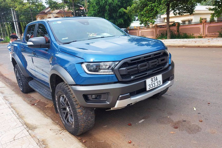 Trong khi chiếc Ford Ranger Wildtrak biển số ngũ quý 1 của tỉnh Hà Tĩnh được chủ nhân cho lột xác lên ngoại hình siêu bán tải Ford F-150 Raptor thì xe còn lại là Ford Ranger Raptor với biển ngũ quý 3 cực đỉnh, mới được 1 tay chơi xe Bình Phước may mắn bấm được.