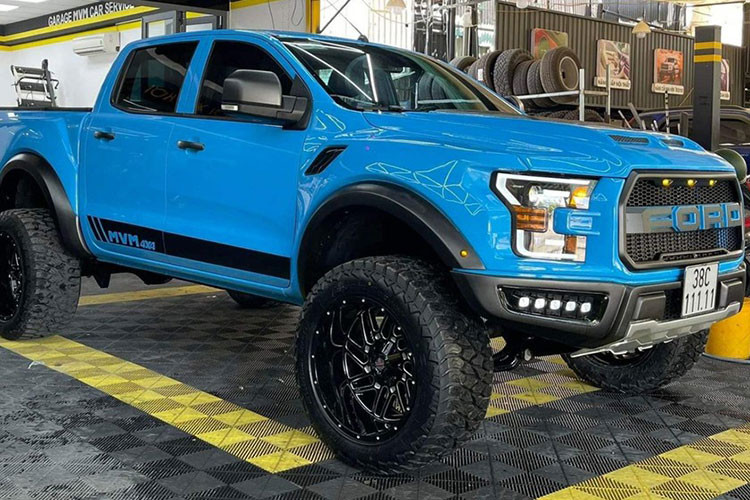 Tuy nhiên, với việc được chủ nhân chi 500 triệu đồng độ body kit Ford F-150 Raptor cùng loạt đồ chơi đỉnh đi kèm như phuộc, mâm ống xả, chiếc xe Ford Ranger Wildtrak đeo biển số ngũ quý 1 giờ đây có ngoại hình còn hầm hố hơn cả xe Ford Ranger Raptor ngũ quý 3.