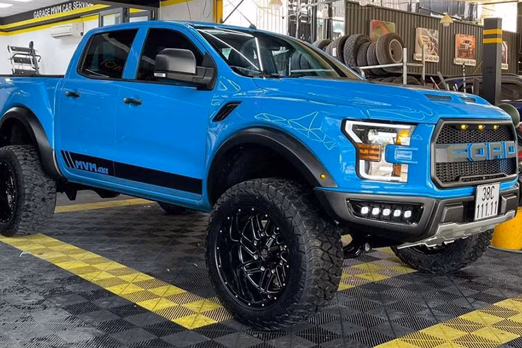 Tuy nhiên, với việc được chủ nhân chi 500 triệu đồng độ body kit Ford F-150 Raptor cùng loạt đồ chơi đỉnh đi kèm như phuộc, mâm ống xả, chiếc xe Ford Ranger Wildtrak đeo biển số ngũ quý 1 giờ đây có ngoại hình còn hầm hố hơn cả xe Ford Ranger Raptor ngũ quý 3.