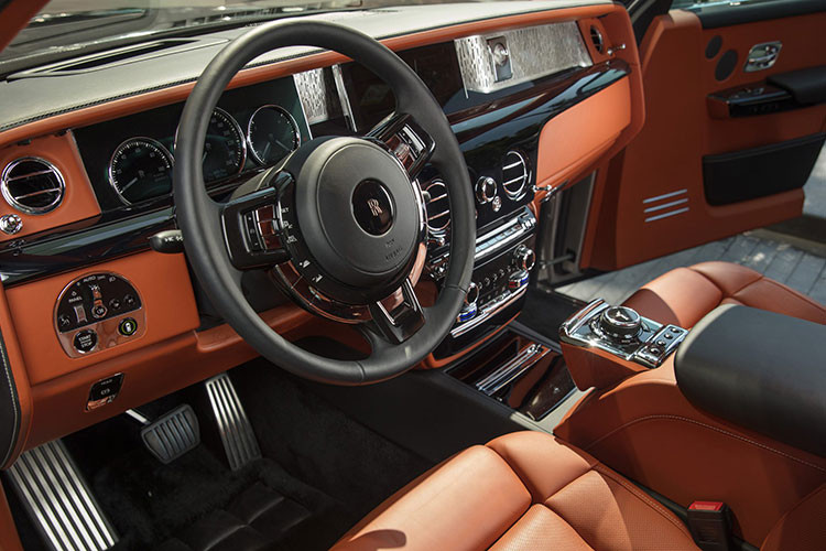 Nhìn trực diện đầu xe ta có thể thấy chiếc Rolls-Royce Phantom này vẫn giữ dáng nguyên bản trừ việc các vòm bánh xe được mở rộng tối đa để lắp bộ mâm siêu khủng, lưới tản nhiệt, đèn pha hay đèn sương mù và nắp capô vẫn của xe Rolls-Royce Phantom tiêu chuẩn.