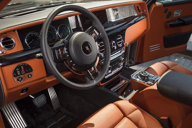 Nhìn trực diện đầu xe ta có thể thấy chiếc Rolls-Royce Phantom này vẫn giữ dáng nguyên bản trừ việc các vòm bánh xe được mở rộng tối đa để lắp bộ mâm siêu khủng, lưới tản nhiệt, đèn pha hay đèn sương mù và nắp capô vẫn của xe Rolls-Royce Phantom tiêu chuẩn.