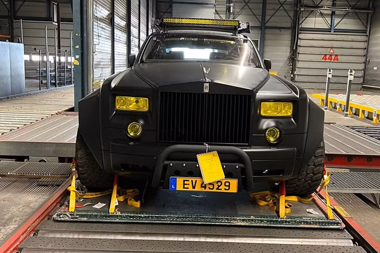 Mới đây, trên mạng xã hội lan truyền hình ảnh một chiếc xe siêu sang Rolls-Royce Phantom thế hệ VII trong bộ dạng 1 mẫu xe 6 bánh và còn trang trí nhiều đồ chơi dành cho xe SUV chuyên off-road đã khiến giới mê xe thế giới bị sốc. Trong mắt nhiều người, Phantom là dòng xe siêu sang đình đám nhất thế giới và không ai dám nghĩ 1 ngày sẽ xuất hiện 1 chiếc Rolls-Royce Phantom 6X6 địa hình.