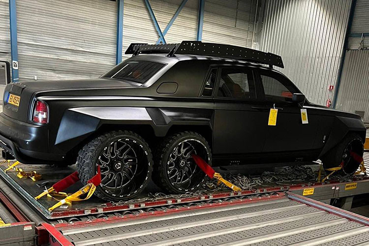 Dựa vào biển số xe đang mang, nhiều người cho rằng chiếc xe siêu sang Rolls-Royce Phantom này đã được đăng ký tại Luxembourg, Hà Lan, so với hàng nghìn chiếc xe Rolls-Royce Phantom Series I thế hệ thứ VII, chiếc Rolls-Royce Phantom này thật sự khác biệt khi được trang bị thêm trục bánh thứ 3 để giúp hệ truyền động của xe giờ đây là 6x6.