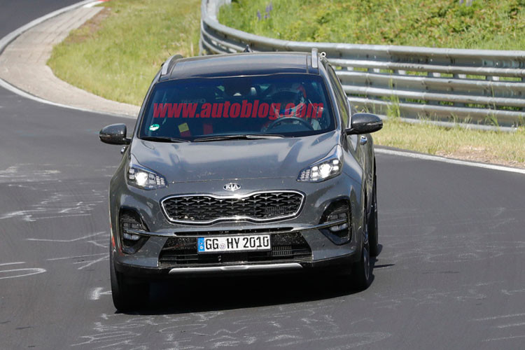 Bị cánh phóng viên bắt gặp không hề nguỵ trang khi đang chạy thử nghiệm tại đường đua Nurburgring, qua hình ảnh có thể thấy Kia Sportage 2019 thay đổi nhiều về thiết kế. Phần đầu xe có lưới tản nhiệt sửa đổi.