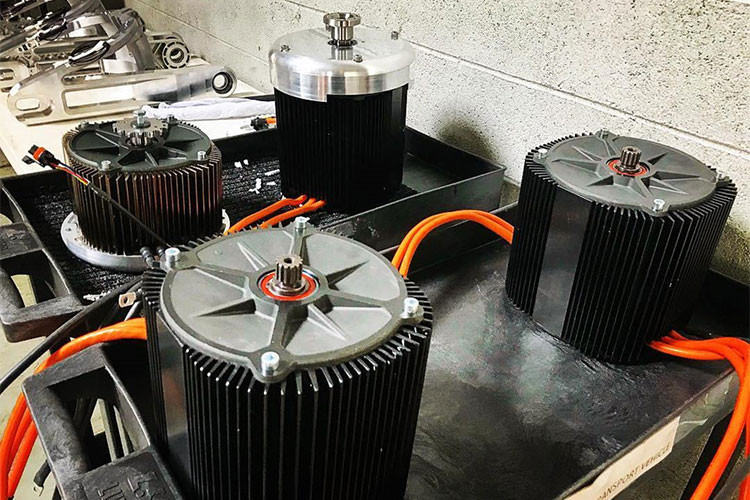 Thừa hưởng ý tưởng động cơ V-Twin từ những mẫu xe tiền nhiệm, Curtiss đã tạo ra nền tảng động cơ E-Twin hoàn toàn mới. Nền tảng này bao gồm 2 động cơ điện sản sinh công suất lên tới 170 mã lực và mô-men xoắn 393 Nm.