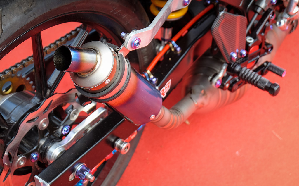 Ống xả R9 Titanium thửa riêng giúp thoát lượng hơi lớn, cho ra âm thanh đặc trưng. Công suất xe sau khi nâng cấp không được xưởng độ tiết lộ.