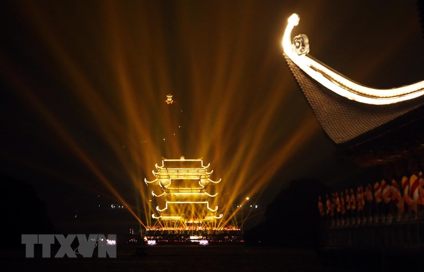 Chương trình bắn pháo hoa nghệ thuật chào mừng Đại lễ Vesak 2019. (Ảnh: Thành Đạt/TTXVN)