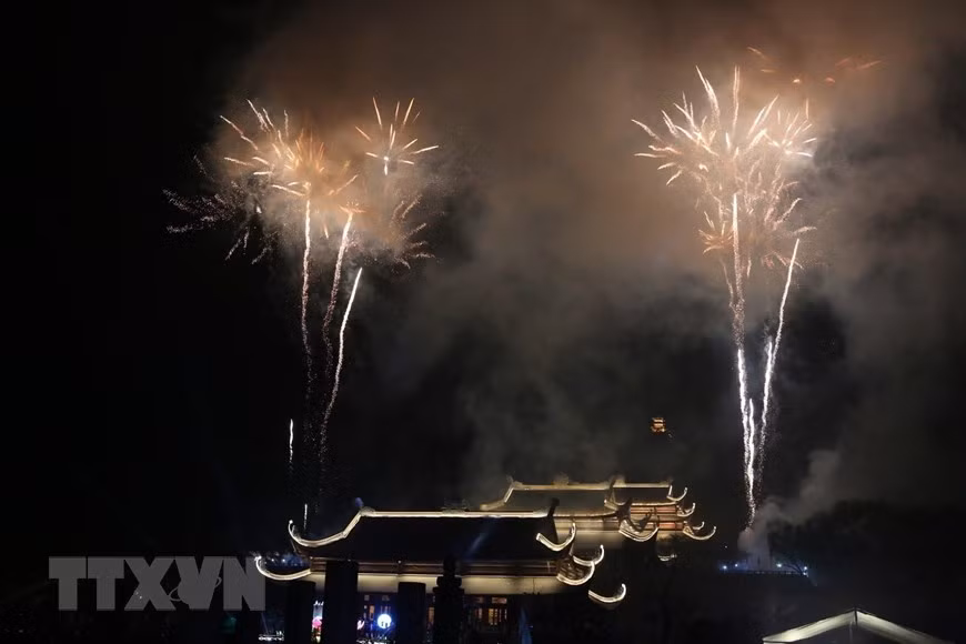 Chương trình bắn pháo hoa nghệ thuật chào mừng Đại lễ Vesak 2019. (Ảnh: Thành Đạt/TTXVN)