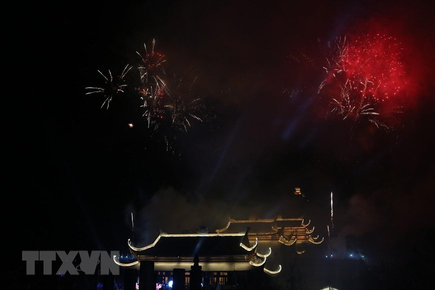 Chương trình bắn pháo hoa nghệ thuật chào mừng Đại lễ Vesak 2019. (Ảnh: Thành Đạt/TTXVN)