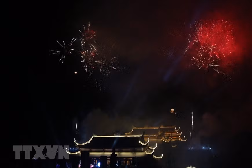 Chương trình bắn pháo hoa nghệ thuật chào mừng Đại lễ Vesak 2019. (Ảnh: Thành Đạt/TTXVN)