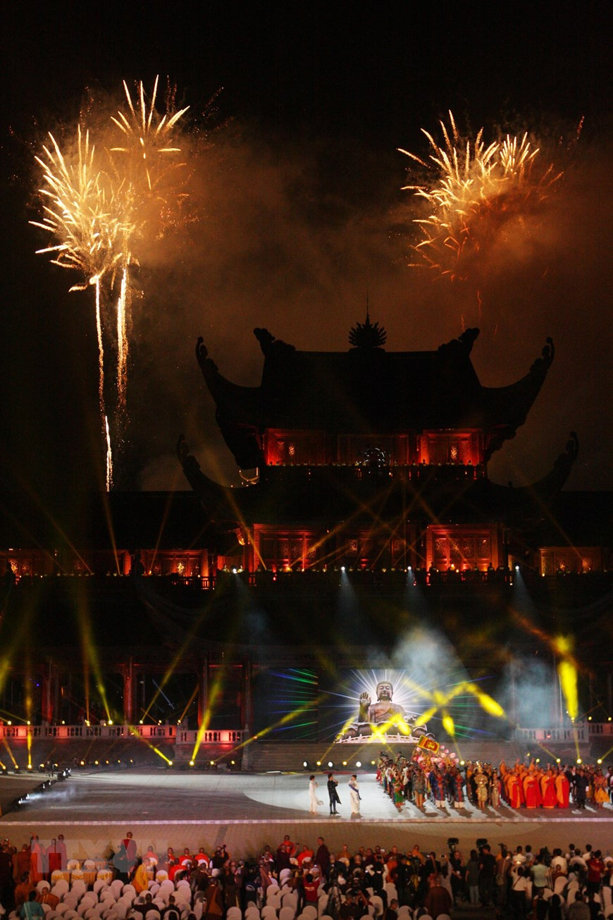 Chương trình bắn pháo hoa nghệ thuật chào mừng Đại lễ Vesak 2019. (Ảnh: Thành Đạt/TTXVN)