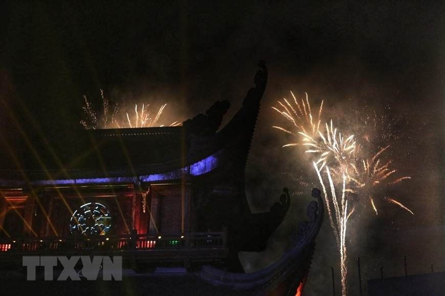 Chương trình bắn pháo hoa nghệ thuật chào mừng Đại lễ Vesak 2019. (Ảnh: Thành Đạt/TTXVN)