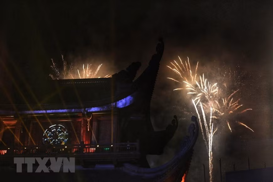 Chương trình bắn pháo hoa nghệ thuật chào mừng Đại lễ Vesak 2019. (Ảnh: Thành Đạt/TTXVN)