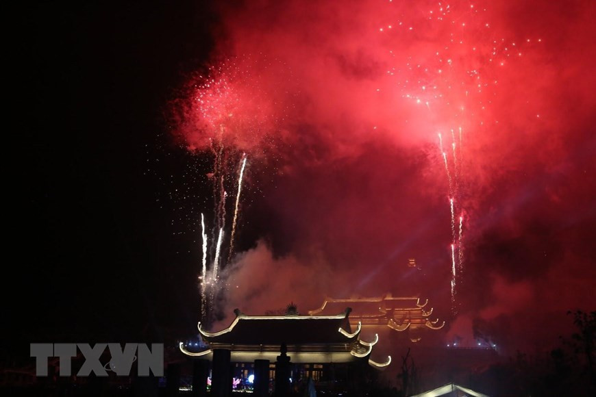 Chương trình bắn pháo hoa nghệ thuật chào mừng Đại lễ Vesak 2019. (Ảnh: Thành Đạt/TTXVN)