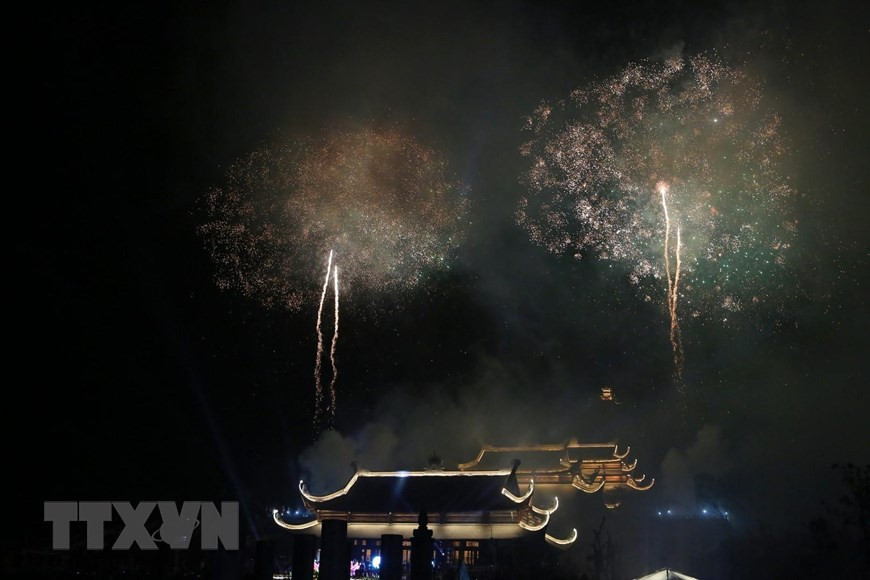 Chương trình bắn pháo hoa nghệ thuật chào mừng Đại lễ Vesak 2019. (Ảnh: Thành Đạt/TTXVN)