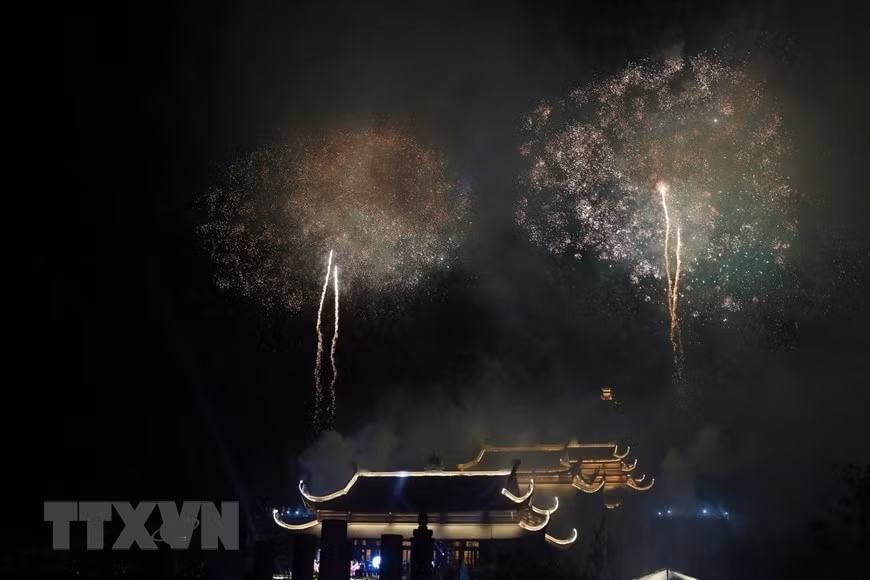 Chương trình bắn pháo hoa nghệ thuật chào mừng Đại lễ Vesak 2019. (Ảnh: Thành Đạt/TTXVN)