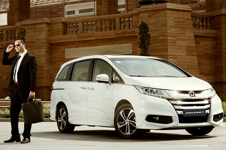 Được "xế chiếu trên" so với đối thủ Kia Grand Sedona và được nhập khẩu nguyên chiếc về Việt Nam, tuy nhiên mức giá cao lên đến gần 2 tỷ đồng khiến cho chiếc MPV hạng sang Honda Odyssey luôn nằm trong danh sách xe ế nhất thị trường Việt. Trong tháng 2 vừa qua, với doanh số bán ra 0 xe, Odyssey đã bị đối thủ của mình bỏ xa.