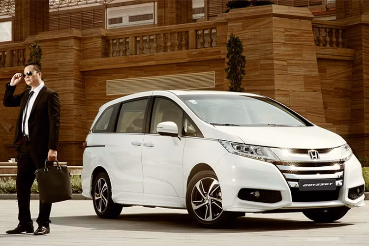 Được "xế chiếu trên" so với đối thủ Kia Grand Sedona và được nhập khẩu nguyên chiếc về Việt Nam, tuy nhiên mức giá cao lên đến gần 2 tỷ đồng khiến cho chiếc MPV hạng sang Honda Odyssey luôn nằm trong danh sách xe ế nhất thị trường Việt. Trong tháng 2 vừa qua, với doanh số bán ra 0 xe, Odyssey đã bị đối thủ của mình bỏ xa.