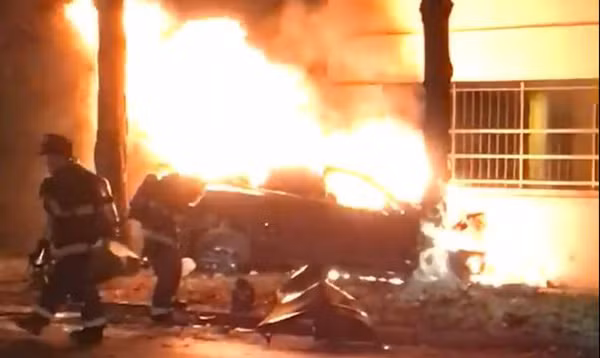 Pin tren sieu xe dien Tesla Model S no bung sau tai nan