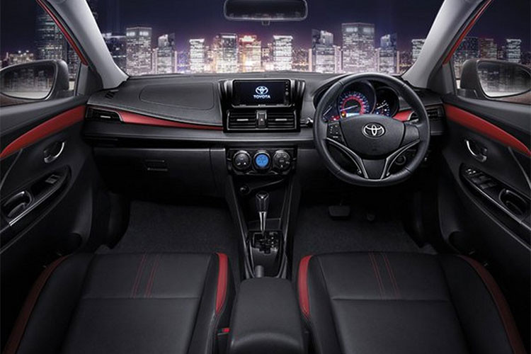 Hiện chưa rõ chiếc Toyota Vios 2018 lăn bánh tại Thái Nguyên được trang bị nội thất như thế nào. Trong khi đó, Vios 2018 tại Thái Lan đi kèm màn hình cảm ứng 7 inch, hệ thống mở cửa không cần chìa khóa, màn hình màu đa thông tin ở bảng đồng hồ và điều hòa tự động.