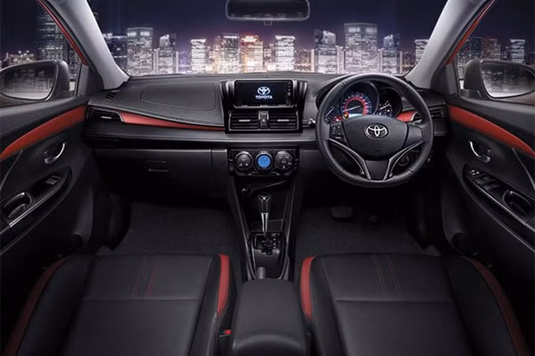 Hiện chưa rõ chiếc Toyota Vios 2018 lăn bánh tại Thái Nguyên được trang bị nội thất như thế nào. Trong khi đó, Vios 2018 tại Thái Lan đi kèm màn hình cảm ứng 7 inch, hệ thống mở cửa không cần chìa khóa, màn hình màu đa thông tin ở bảng đồng hồ và điều hòa tự động.