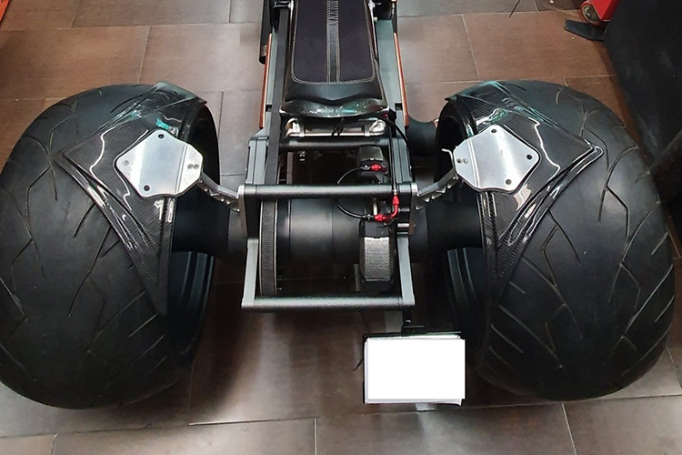 Việc thay đổi trục bánh sau cũng giúp Harley-Davidson V-Rod trông mới lạ, để loại bỏ khoản trống của 2 bộ bánh béo mới độ phía sau, xưởng độ đã lắp cho chiếc Harley-Davidson V-Rod của Hoàng Kim Khánh một cánh lướt gió cỡ lớn, giống như siêu xe Lamborghini Aventador S của tay chơi này đang sở hữu.