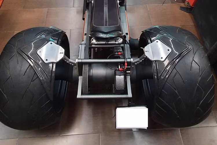 Việc thay đổi trục bánh sau cũng giúp Harley-Davidson V-Rod trông mới lạ, để loại bỏ khoản trống của 2 bộ bánh béo mới độ phía sau, xưởng độ đã lắp cho chiếc Harley-Davidson V-Rod của Hoàng Kim Khánh một cánh lướt gió cỡ lớn, giống như siêu xe Lamborghini Aventador S của tay chơi này đang sở hữu.