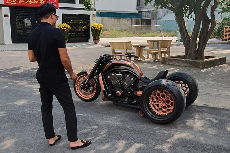 Và Hoàng Kim Khánh cũng không ngoại lệ, tay chơi này sau khi nhận bàn giao Harley-Davidson V-Rod nguyên mẫu đã tìm cảm hứng để độ xe. Một số thông tin ban đầu cho biết, chiếc Harley-Davidson V-Rod của Hoàng Kim Khánh này được vợ anh mua tặng cho chồng.