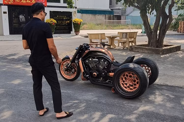 Và Hoàng Kim Khánh cũng không ngoại lệ, tay chơi này sau khi nhận bàn giao Harley-Davidson V-Rod nguyên mẫu đã tìm cảm hứng để độ xe. Một số thông tin ban đầu cho biết, chiếc Harley-Davidson V-Rod của Hoàng Kim Khánh này được vợ anh mua tặng cho chồng.