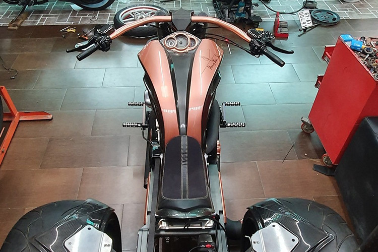 Sau đó, đại gia quê Hải Dương đã gửi chiếc xe Harley-Davidson V-Rod này đi độ, xưởng độ sau đó đã nghiên cứu và cho ra đời, bản độ cực ấn tượng. Đầu tiên, chiếc xe Harley-Davidson V-Rod được lắp thêm trục bánh sau để phù hợp cho 2 bộ bánh béo cực khủng của xe. Như vậy, chiếc Harley-Davidson V-Rod đã trở thành mẫu xế độ 3 bánh.