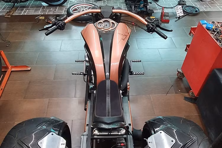 Sau đó, đại gia quê Hải Dương đã gửi chiếc xe Harley-Davidson V-Rod này đi độ, xưởng độ sau đó đã nghiên cứu và cho ra đời, bản độ cực ấn tượng. Đầu tiên, chiếc xe Harley-Davidson V-Rod được lắp thêm trục bánh sau để phù hợp cho 2 bộ bánh béo cực khủng của xe. Như vậy, chiếc Harley-Davidson V-Rod đã trở thành mẫu xế độ 3 bánh.