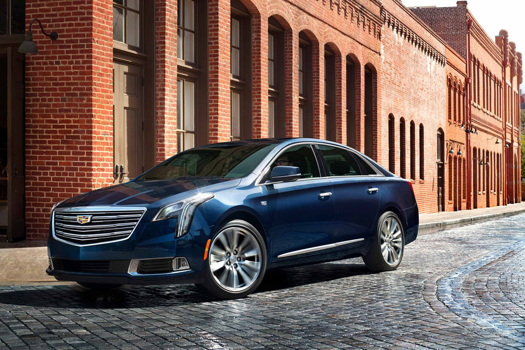 Cadillac XTS: Sức mạnh của phiên bản tiêu chuẩn đến từ động cơ V6, dung tích 3.6L cho công suất tối đa 304 mã lực, mô-men xoắn cực đại 355 Nm. Xe còn được trang bị hộp số tự động 6 cấp, đi kèm với hệ thống phanh tự động cùng nhiều công nghệ an toàn khác. XTS bản tiêu chuẩn có giá bán từ 47.390 USD.