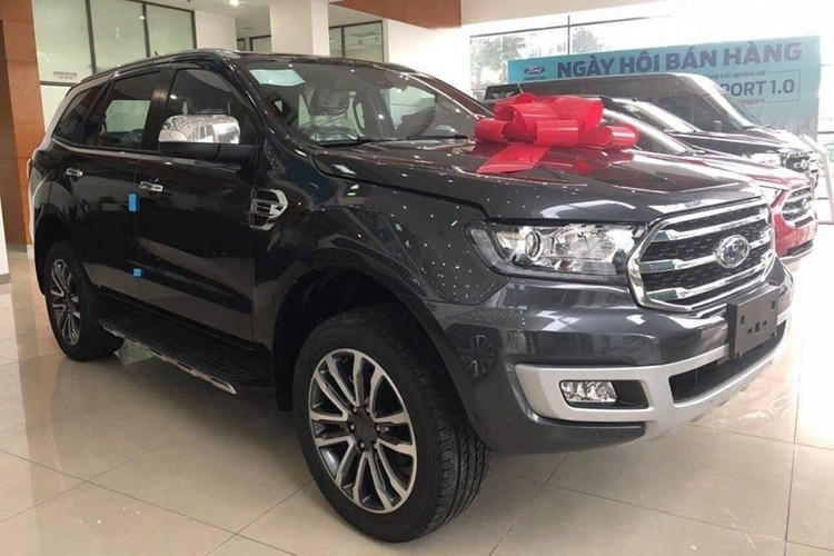 Ford Everest đang giảm giá mạnh từ 39- 87 triệu đồng tùy phiên bản, giá sau giảm từ 960 triệu đến 1,3 tỷ đồng. Trong đó, phiên bản Everest Trend 2.0 4x2 có mức giảm cao nhất là 87 triệu đồng, phiên bản Ambiente 2.0 MT có mức giảm thấp nhất là 39 triệu đồng. Phiên bản Titanium 2.0 4x2 ngoài mức giảm 65 triệu tiền mặt còn nhận thêm khuyến mãi 1 năm bảo hiểm vật chất, 2 phiên bản còn lại là Ambiente 2.0 AT và Titanium 2.0 4x4 giảm lần lượt là 72 triệu và 85 triệu đồng.
