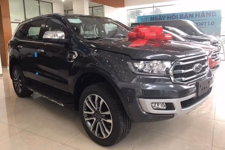 Ford Everest đang giảm giá mạnh từ 39- 87 triệu đồng tùy phiên bản, giá sau giảm từ 960 triệu đến 1,3 tỷ đồng. Trong đó, phiên bản Everest Trend 2.0 4x2 có mức giảm cao nhất là 87 triệu đồng, phiên bản Ambiente 2.0 MT có mức giảm thấp nhất là 39 triệu đồng. Phiên bản Titanium 2.0 4x2 ngoài mức giảm 65 triệu tiền mặt còn nhận thêm khuyến mãi 1 năm bảo hiểm vật chất, 2 phiên bản còn lại là Ambiente 2.0 AT và Titanium 2.0 4x4 giảm lần lượt là 72 triệu và 85 triệu đồng.