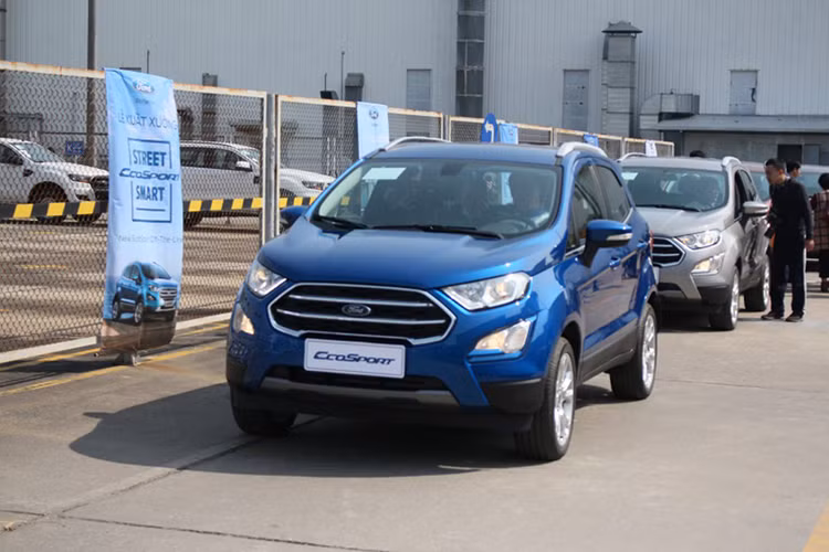 Cùng với Everest và Ranger, các phiên bản của EcoSport cũng được giảm giá tiền mặt và khuyến mại bảo hiểm vật chất để kích cầu mùa thấp điểm. Trong đó bản EcoSport 1.0 Ecoboost và 1.5 Titanium giảm lần lượt là 49 và 53 triệu đồng kèm khuyến mãi 1 năm bảo hiểm vật chất; bản 1.5 Trend giảm giá cao nhất là 73 triệu đồng. Hai bản Ambient gần như không có hàng nên không được khuyến mại.
