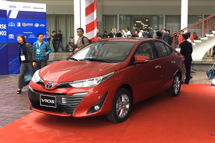 Toyota Vios đang không chỉ gây ấn tượng về doanh số bán mà còn liên tiếp gây sốc bởi những chương trình giảm giá, sau khi giảm giá niêm yết lại tiếp tục giảm giá sâu tại đại lý xuống mức thấp kỷ lục. Cụ thể Vios 1.5E MT sau khi được giảm giá niêm yết xuống 490 triệu đồng lại tiếp tục được giảm thêm 30 triệu đồng tiền mặt, xuống mức thấp chưa từng có trong lịch sử là 460 triệu đồng tại khu vực phía Nam và khoảng 470 triệu đồng tại khu vực Hà Nội.