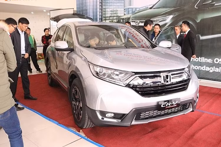 Honda CR-V, một trong những mẫu xe ăn khách nhất của Honda, đang giảm giá với mức phổ biến từ 35- 50 triệu đồng. Cụ thể tại khu vực Hà Nội, phiên bản E của Honda CR-V đang được các đại lý giảm giá cao nhất là 50 triệu đồng còn 933 triệu đồng, mức giá thấp nhất ở mẫu xe này trên toàn quốc. Trong khi đó 2 phiên bản còn lại là G và L giảm giá thấp hơn, ở mức 35- 40 triệu đồng.