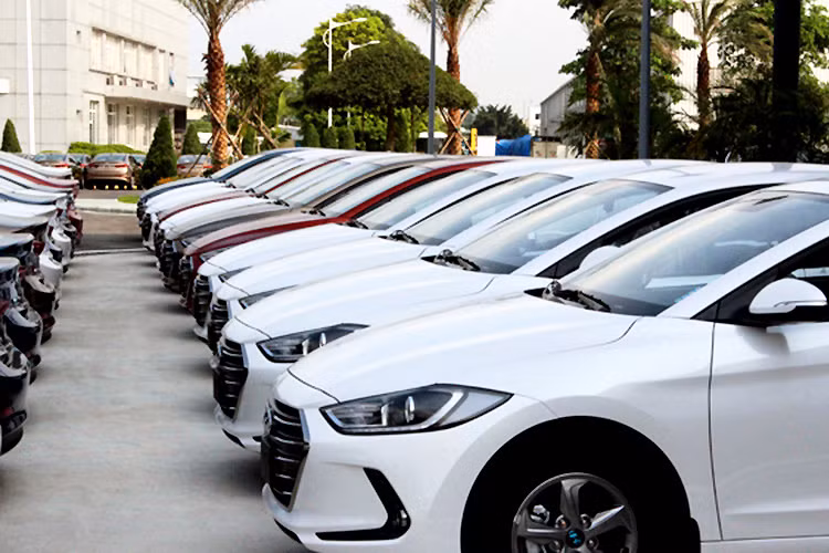 Tâm lý ngại mua sắm trong tháng Ngâu hay tháng “cô hồn” khiến thị trường ôtô thời điểm này hàng năm thường khá ảm đạm. Bởi vậy để kích cầu và đảm bảo doanh số không bị sụt giảm thì các hãng xe, các đại lý đều mạnh tay giảm giá các sản phẩm của mình. Cũng vì thế mà giá nhiều mẫu xe ôtô giảm giá mạnh, chạm đáy tại thời điểm này.