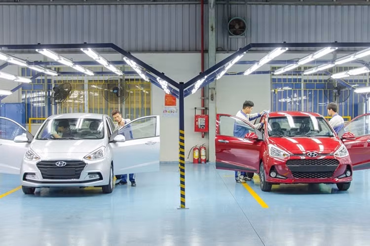 Giá xe Hyundai Grand i10 đang được giảm phổ biến từ 6-28 triệu đồng tại khu vực phía Bắc. Cụ thể, phiên bản sedan 1.2 MT của Hyundai Grand i10 đang có mức giảm cao nhất là 28 triệu, xuống còn 362 triệu đồng; phiên bản 1.2 AT giảm 14 triệu xuống 388 triệu đồng; bản sedan 1.2 AT giảm 10 triệu xuống 405 triệu đồng; bản sedan 1.2 MT Base giảm 9 triệu xuống 341 triệu, bản 1.2 MT Base CKD 2018 giảm 6 triệu xuống 324 triệu, các phiên bản còn lại có giá không đổi.