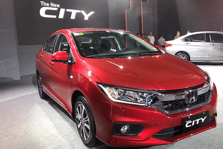 Mẫu xe Honda City đang giảm khoảng 35 triệu đồng so với giá niêm yết. Cụ thể phiên bản 1.5L giảm xuống còn 564 triệu đồng, phiên bản 1.5G giảm xuống thấp nhất là 524 triệu đồng. Ngoài mức ưu đãi trên, khách hàng thanh toán toàn bộ tiền xe trong ngày còn được triết khấu thêm khoảng vài triệu đồng. Tại khu vực TP HCM, Honda City cũng được các đại lý tặng 25 triệu đồng tiền mặt, hoặc 50 triệu tiền phụ kiện.