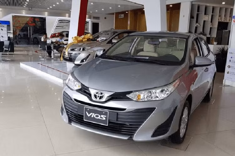 Hai phiên bản còn lại cũng được giảm từ 20 đến 30 triệu đồng, mức giá sau giảm khoảng 510 triệu đồng với bản Vios 1.5E CVT và 540 triệu đồng với Vios 1.5G CVT. Với các mức ưu đãi, giảm giá trên thì giá lăn bánh Toyota Vios tại Hà Nội (nơi có lệ phí trước bạ 12%, biển số 20 triệu đồng) đang dao động từ 561- 647 triệu đồng tuỳ phiên bản, tại TP HCM (trước bạ 10%, biển số 11 triệu đồng) từ 532- 621 triệu đồng.