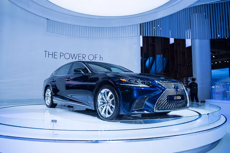 Với công nghệ Multi-Stage Hybrid được trang bị, mẫu xe sedan LS 500h hứa hẹn khả năng vận hành đầy hứng khởi, sự linh hoạt, thoải mái, tăng tốc ấn tượng, đặc biệt khi xe bắt đầu khởi hành. Đồng thời, hiệu suất tiêu thụ nhiên liệu tối ưu và giảm phát thải vốn là những ưu điểm của hệ thống Lexus Hybrid Drive càng được tăng cường.
