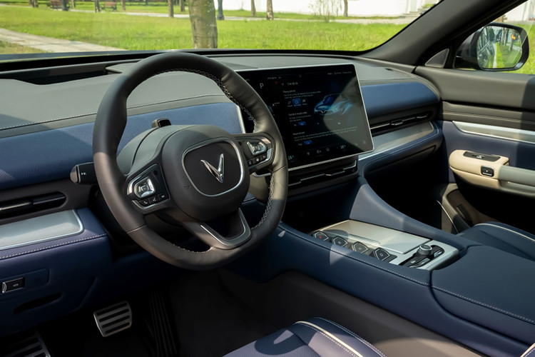 Có lẽ sau khi nhận được nhiều phản hồi từ phía khách hàng, mới đây, VinFast đã âm thầm đưa thêm Vinfast VF9 Plus bản trần kim loại tương tự như trên bản Eco vào danh sách đặt hàng. Được biết, VinFast VF9 Plus phiên bản trần kim loại sẽ có giá rẻ hơn 9 triệu đồng so với bản trần kính trước đó. 