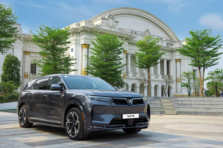 Việc có thêm VinFast VF9 Plus phiên bản trần kim loại hứa hẹn sẽ khiến khách hàng có những trải nghiệm dễ chịu hơn khi sử dụng mẫu ôtô điện cỡ lớn "made in Vietnam" này trong những ngày nắng nóng. 