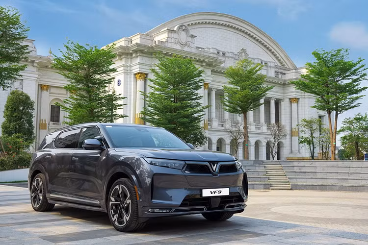 Việc có thêm VinFast VF9 Plus phiên bản trần kim loại hứa hẹn sẽ khiến khách hàng có những trải nghiệm dễ chịu hơn khi sử dụng mẫu ôtô điện cỡ lớn "made in Vietnam" này trong những ngày nắng nóng. 