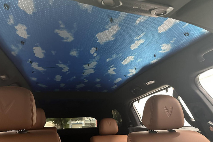 VinFast VF9 tại Việt Nam cũng có phiên bản trần kim loại ở bản Eco tiêu chuẩn như những mẫu xe thông thường. Thế nhưng, ở bản Plus cao cấp nhất, khách hàng lại không thể lựa chọn trang bị trần kim loại. Dĩ nhiên là khi mua mẫu xe điện đầu bảng của VinFast thì hầu hết khách hàng đều muốn sở hữu phiên bản cao cấp nhất có thể.