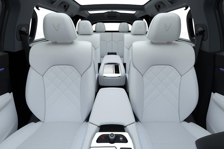 Cụ thể, giá xe VinFast VF9 Plus phiên bản trần kim loại 7 chỗ có giá 1.562.900.000 đồng cho dành cho khách hàng tiên phong và 1.676.000.000 đồng dành cho khách hàng thường nếu mua không kèm pin. Giá bán kèm pin là 1.792.900.000 đồng dành cho khách hàng tiên phong và 2.169.000.000 đồng dành cho khách hàng thường.