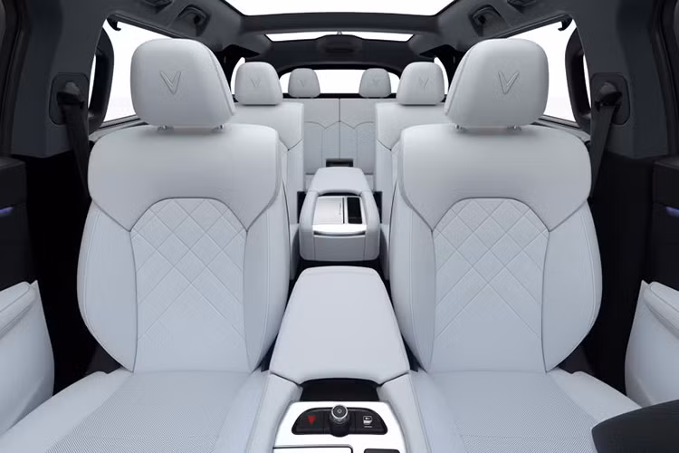 Cụ thể, giá xe VinFast VF9 Plus phiên bản trần kim loại 7 chỗ có giá 1.562.900.000 đồng cho dành cho khách hàng tiên phong và 1.676.000.000 đồng dành cho khách hàng thường nếu mua không kèm pin. Giá bán kèm pin là 1.792.900.000 đồng dành cho khách hàng tiên phong và 2.169.000.000 đồng dành cho khách hàng thường.